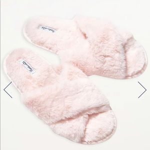 Splendid Faux Fur Crisscross Slippers ✨